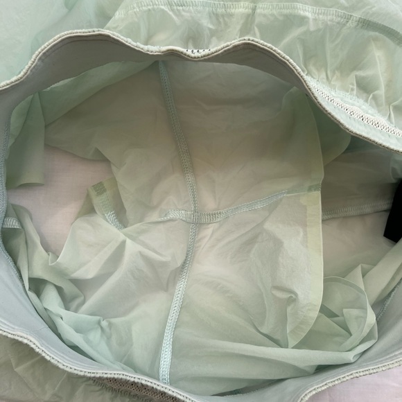 Lululemon shorts size 6 in excellent condition - Picture 8 of 9